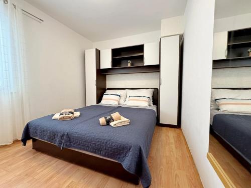 sypialnia z łóżkiem i dwoma ręcznikami na nim w obiekcie Apartments by the sea Silo, Krk - 18715 w mieście Šilo