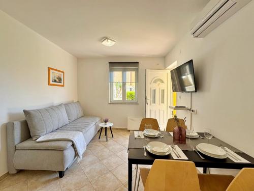 Apartments with parking space Cizici, Krk - 22046