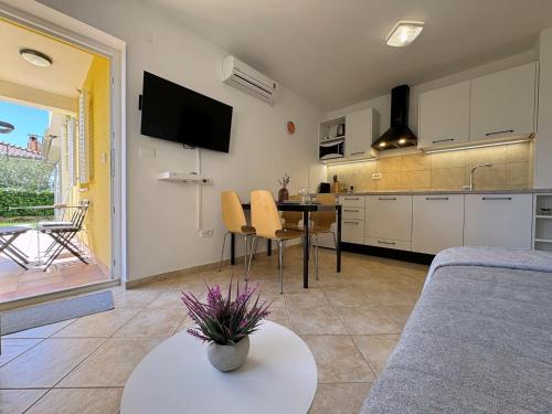 Apartments with parking space Cizici, Krk - 22046