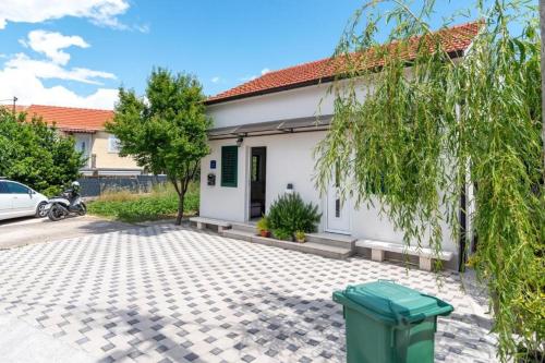 Apartments with parking spaces Zedno, Ciovo - 24516