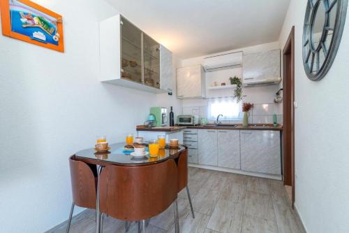Apartments with parking space Zedno, Ciovo - 24516