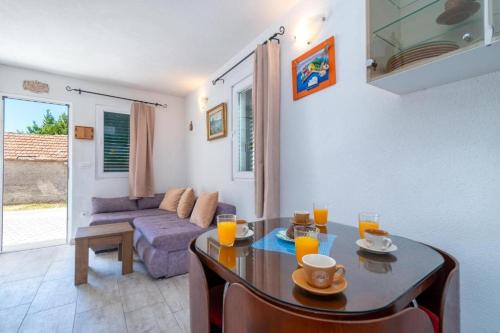 Apartments with parking space Zedno, Ciovo - 24516