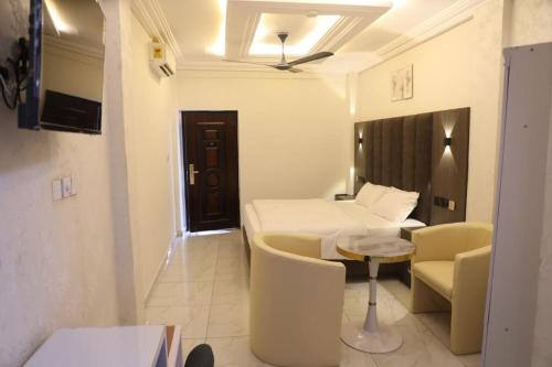 a hotel room with a bed and a table and chairs at Texas Royal Lodge Hotel in Janman
