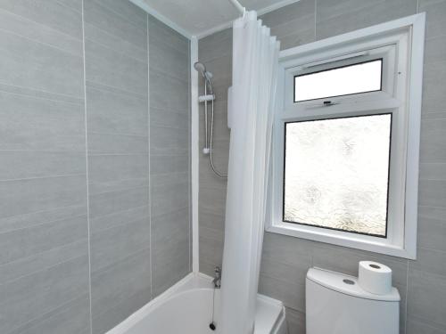 Ένα μπάνιο στο 2 Bed in Freshwater East 91445