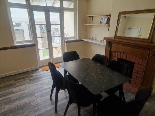 Dapur atau dapur kecil di 1930s conversion two apartment