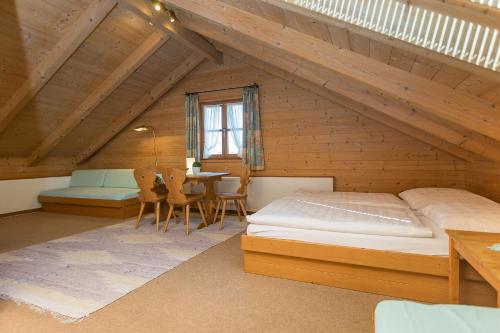 Schlafzimmer im Dachgeschoss mit einem Bett und einem Tisch in der Unterkunft Ferienhaus Alp Chalet in Kochel