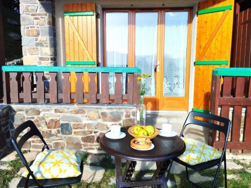 - une table avec un bol de fruits sur une terrasse couverte dans l'établissement Apartamento en Bolquère II, à Font-Romeu-Odeillo-Via
