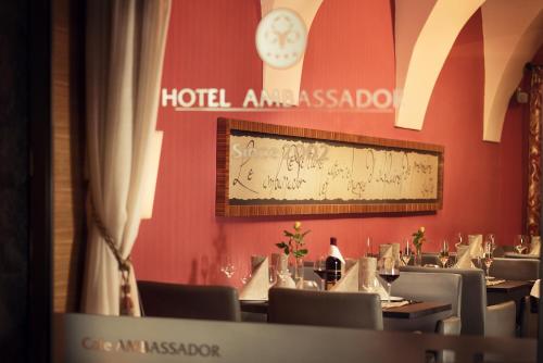 Hotel Ambassadorに飾ってある許可証、賞状、看板またはその他の書類