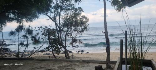 a view of the ocean from a beach at Puri Ma'u Beach & Bungalows in Boba