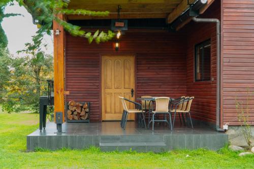a table and chairs on the porch of a cabin at Maravillosa cabaña Panguipulli in Panguipulli