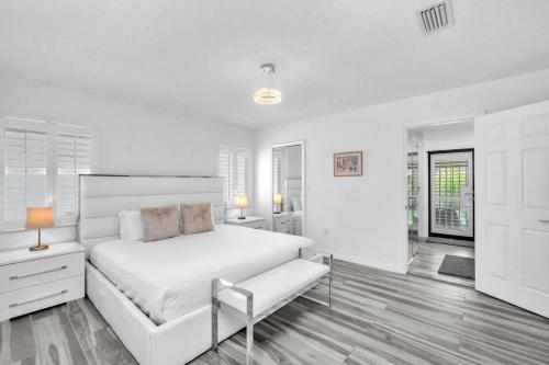 Ένα ή περισσότερα κρεβάτια σε δωμάτιο στο Lime Haus lime - Your Family Stay in Miami Awaits
