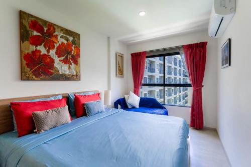 a bedroom with a blue bed and a window at Hua Hin La Casita Beautiful Two Bedroom Condo With Great Views in Hua Hin
