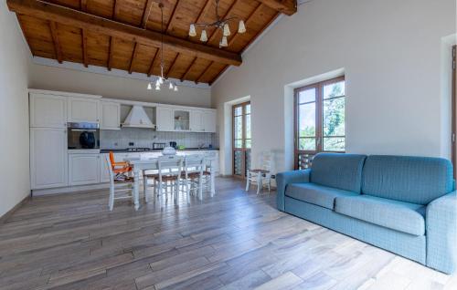 uma sala de estar com um sofá azul e uma mesa em Nice Apartment In Borgo A Mozzano em Borgo a Mozzano
