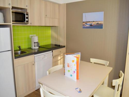 Kuchyň nebo kuchyňský kout v ubytování Apartment in Port-Bail near Sandy Beach