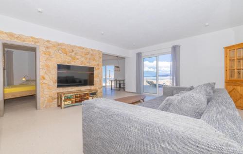 a living room with a couch and a television at 2 Bedroom Amazing Apartment In Lukovo in Lukovo