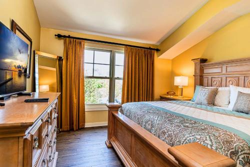 une chambre avec un grand lit et une télévision dans l'établissement 2BR - Luxury vinyl floors - Pool - hot tub - 4304, à Saint Augustine