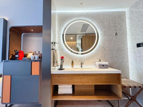 Cuina o zona de cuina de UrCove By Hyatt Guangzhou Huadu Baiyun International Airport