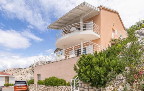 Το κτήριο όπου στεγάζεται  το διαμέρισμα