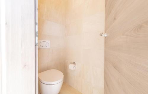 Ένα μπάνιο στο Lovely Apartment In Lukovo With Wifi