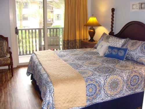 Un dormitorio con una cama y un balcón. en Splendid Condo with balcony view of pool 5220, en St. Augustine