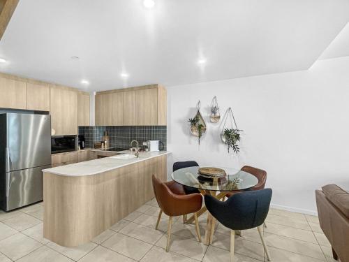 Η κουζίνα ή μικρή κουζίνα στο Coastal Chic in Batemans Bay Your Perfect Escape