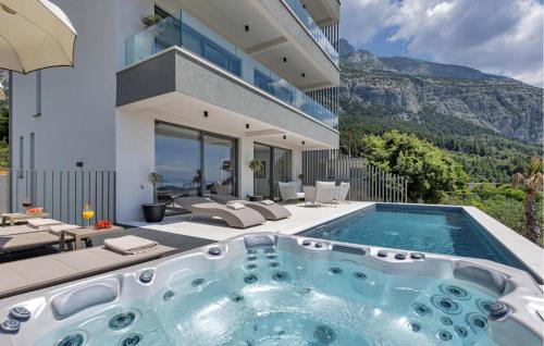 Una vista exterior de una casa con piscina. en Villa Ines, en Makarska