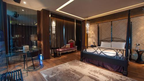a bedroom with a bed and a desk in a room at Mulan Motel in Taichung