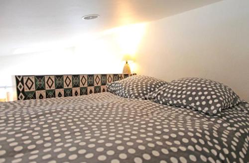 une chambre avec un lit avec deux oreillers dessus dans l'établissement Bungalow Champigny sur Marne, France, à Champigny-sur-Marne