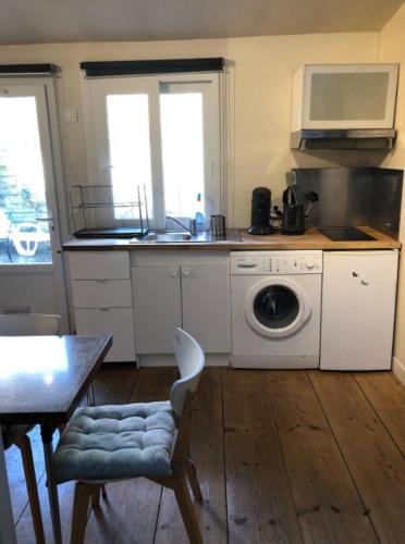 une cuisine avec un évier et une machine à laver dans l'établissement Bungalow Champigny sur Marne, France, à Champigny-sur-Marne