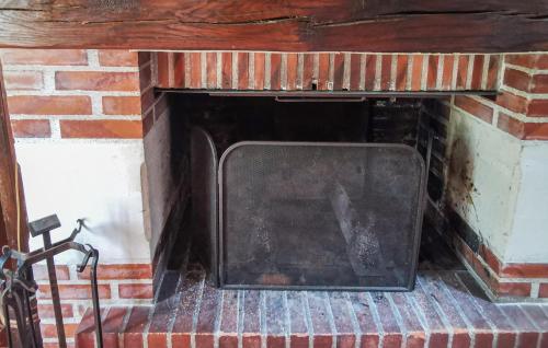 une cheminée dans un mur en briques dans l'établissement Nice Home In Selles-Sur-Cher With Wifi, à Selles-sur-Cher