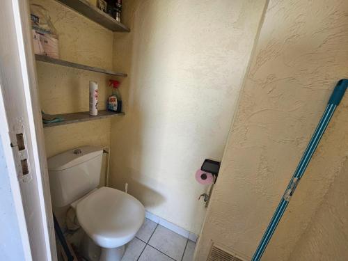 Elle comprend une petite salle de bains pourvue de toilettes. dans l'établissement Charmante maisonnette - Piscine, sauna, jacuzzi, au Barcarès