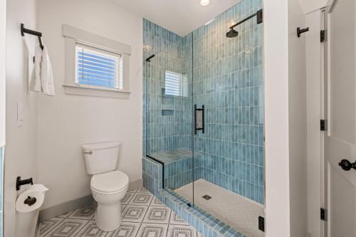 Ένα μπάνιο στο Skydance 10 Bedroom Oceanfront Home at Hatteras Island Reserve