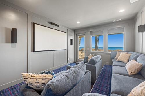 Χώρος καθιστικού στο Skydance 10 Bedroom Oceanfront Home at Hatteras Island Reserve