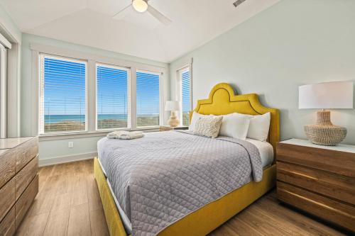 Ένα ή περισσότερα κρεβάτια σε δωμάτιο στο Skydance 10 Bedroom Oceanfront Home at Hatteras Island Reserve