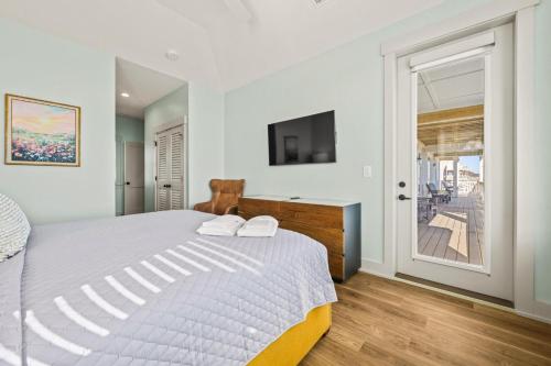 Ένα ή περισσότερα κρεβάτια σε δωμάτιο στο Skydance 10 Bedroom Oceanfront Home at Hatteras Island Reserve