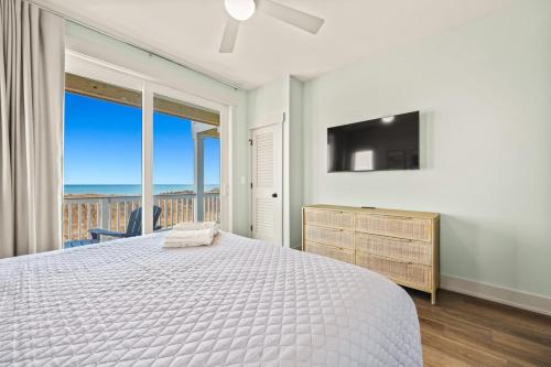 Ένα ή περισσότερα κρεβάτια σε δωμάτιο στο Skydance 10 Bedroom Oceanfront Home at Hatteras Island Reserve