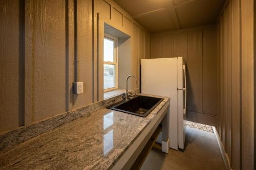 Η κουζίνα ή μικρή κουζίνα στο Skydance 10 Bedroom Oceanfront Home at Hatteras Island Reserve