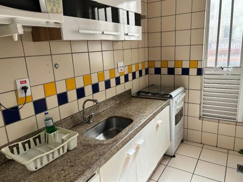 a kitchen with a sink and a stove at Apartamentos Eldorado Thermas Park in Caldas Novas