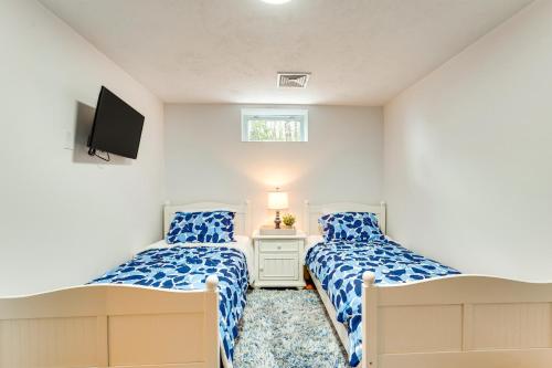 Katil atau katil-katil dalam bilik di Mtn-View Deck Scenic Conway Log Cabin!