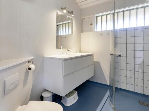 Un baño de 2-room holiday home in Karrebæksminde