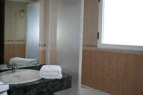 A bathroom at Hotel Austria 76