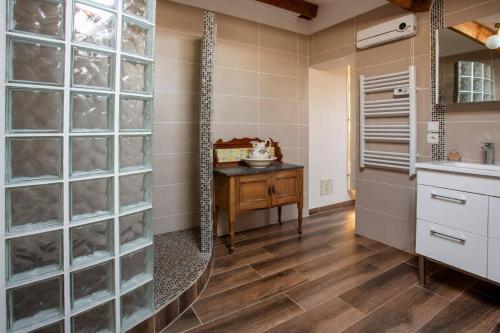 Kuchyň nebo kuchyňský kout v ubytování Villa Glycines by Villa Plus