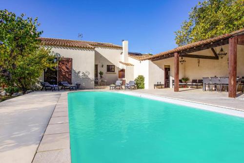 une piscine devant une maison dans l'établissement Villa Glycines by Villa Plus, à Aumes