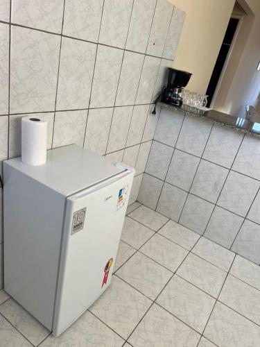 einen kleinen weißen Kühlschrank in einer Küche in der Unterkunft Orla Flats - Apartamento 01 in Bragança