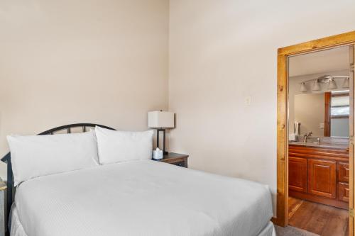 Rockridge 47 by Summit County Mountain Retreatsにあるベッド