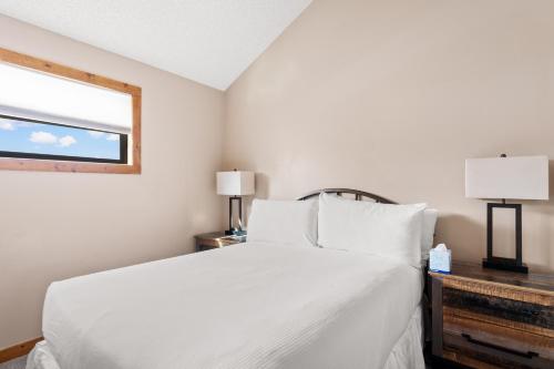 Rockridge 47 by Summit County Mountain Retreatsにあるベッド