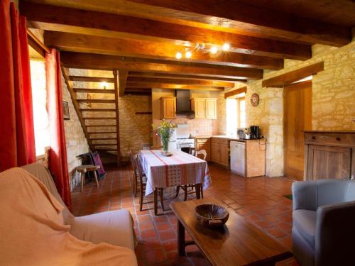 Photo de la galerie de l'établissement Maison isolée avec piscine au cœur du Périgord Noir, près de Sarlat et sites historiques - FR-1-616-182, à Borrèze