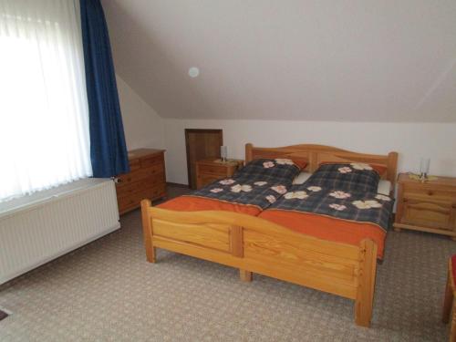 1 dormitorio con cama de madera y ventana en Apartment Albers en Schmallenberg