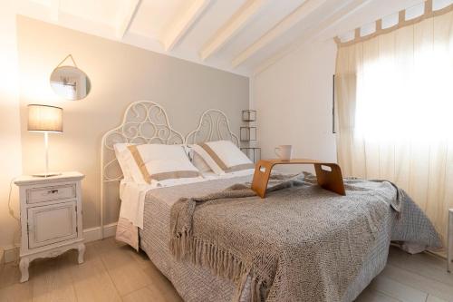 サンタ・マリア・デル・フォカッロにあるRomantic House terrazza vista mareのベッドとテーブルと窓のある寝室