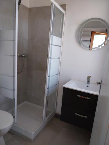 une salle de bain avec douche et lavabo dans l'établissement Studio avec petite terrasse proche plage et commerces, à Valras-Plage